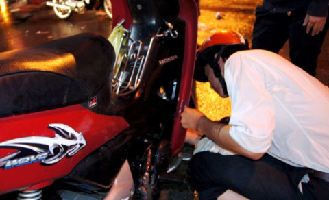 ảnh 4: Một thanh niên đang hì hục lau chùi bu-ru cho chiếc xế bị 'ngộp nước'
