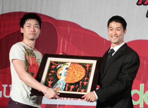 Johnny Trí Nguyễn tiếp tục chiếm sân khấu khi mua bức tranh của anh Yukato với giá 30 triệu đồng, Đây cũng là vật phẩm đắt giá nhất trong đêm đấu giá.