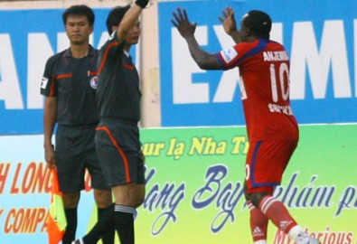 “Học” Công Vinh, Timothy vái sống trọng tài