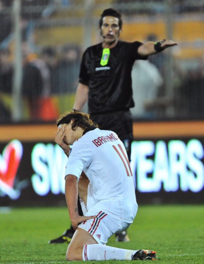 Ibrahimovic một lần nữa khiến Milan chịu vạ lây khi mùa giải vào giai đoạn quyết định nhất. Ảnh: AFP.