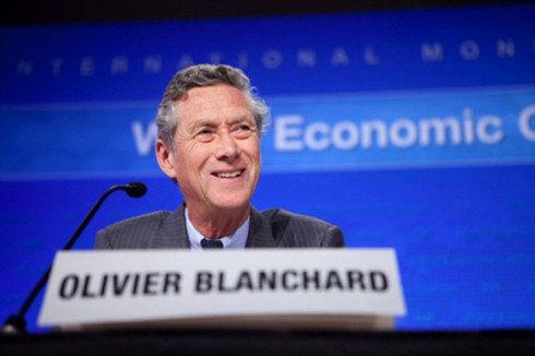 Cố vấn kinh tế của IMF tra lời phỏng vấn tại buổi công bố Báo cáo Triển vọng kinh tế thế giới ngày 11/4. Ảnh: AFP
