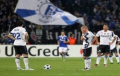 Inter mất ngôi, Schalke đấu bán kết với MU