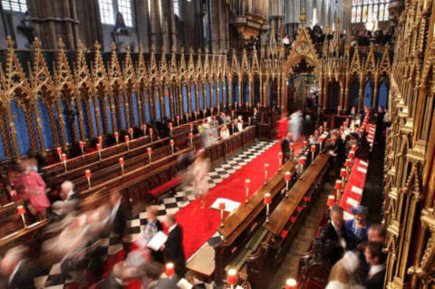 Các vị khách lần lượt vào ghế ngồi trong Tu viện Westminster.