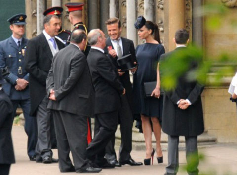 Danh thủ bóng đá David Beckham và vợ Victoria trò chuyện vui vẻ với các vị khách.