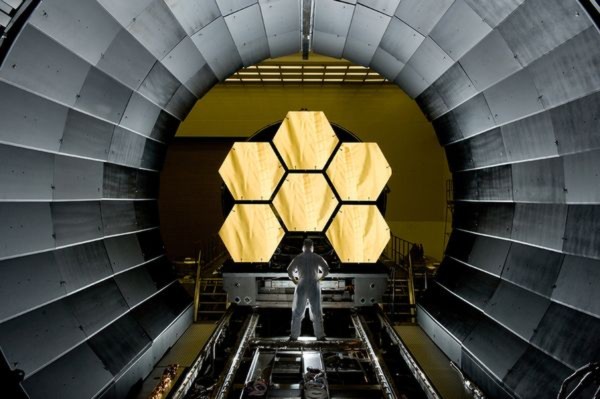 6 tấm kính đang được lắp đặt vào kính viễn vọng không gian James Webb trước khi kính viễn vọng khổng lồ này được thử nghiệm làm lạnh tại Trung tâm vũ trụ Marshall của Cơ quan vũ trụ Mỹ (NASA). Kính viễn vọng không gian James Webb sẽ khoạt động cách Trái đất 1.500.000 km và trong điều kiện nhiệt độ -390 độ C.