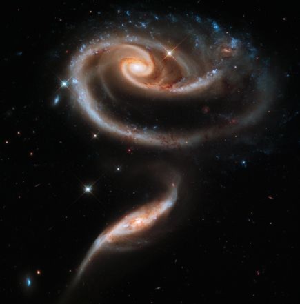 Kính viễn vọng không gian Hubble của NASA vừa gửi về hình ảnh tuyệt đẹp của hai thiên hà đang hòa quện vào nhau để tạo thành một thiên hà có tên là Arp 273. Những vệt sáng màu xanh cho thấy nhiệt độ xung quanh thiên hà này cực nóng do sự ra đời của các ngôi sao mới. Kính viễn vọng không gian Hubble được tàu con thoi Discovery đưa lên quỹ đạo Trái đất từ 24/4/1990.