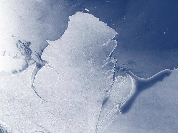 Tảng băng khổng lồ được biết với cái tên Stancomb-Wills đang di chuyển và tan dần ở vùng Nam Cực. Hình này được ghi lại bởi vệ tinh Envisat của Cơ quan vũ trụ châu Âu (ESA).