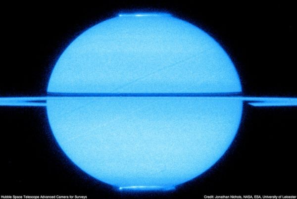 Hiện tượng cực quang xảy ra đồng thời tại hai cực của sao Thổ. Hình ảnh này được kính viễn vọng Hubble ghi lại được bằng công nghệ tia cực tím vào năm 2009 và được công bố trên tạp chí National Geographic trong tuần vừa qua.
