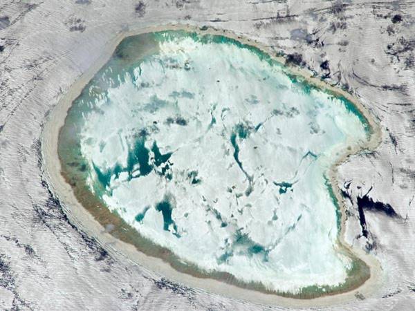 Được chụp từ Trạm không gian quốc tế (ISS) vào ngày 2/4 vừa qua, Ánh nắng phản chiếu xuống mặt nước khiến hòn đảo san hồ Bassas da India ở vùng biển châu Phi trông giống như một hòn đảo bị bao phủ bởi tuyết trắng