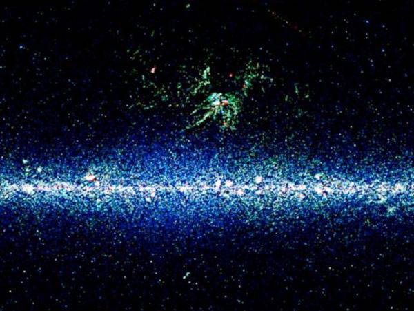Đám mây Rho Ophiuchi (màu xanh lá cây) treo bên trên trung tâm của dải ngân hà (màu xanh nước biển). Khoảnh khắc này được tàu thăm dò WISE của NASA ghi lại và công bố vào ngày 14/4 vừa qua.
