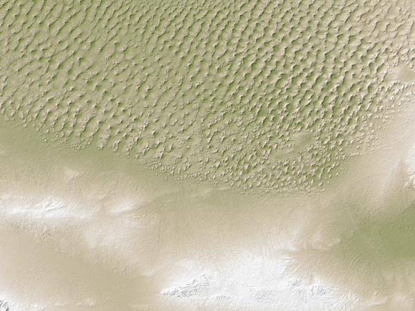 Những cồn cát rộng lớn ở Mông Cổ được ghi lại bởi vệ tinh Terra của NASA. Những phần màu trắng là đỉnh của các cồn cát và những phần màu xanh là những đồng cỏ ở vị trí thấp hơn. Xen lẫn các cồn cát và đồng cỏ là những hồ nước nhỏ.