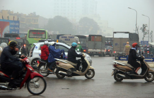 Hơn nữa, các phương tiện không chịu nhường nhau nên càng khiến ùn tắc nặng.