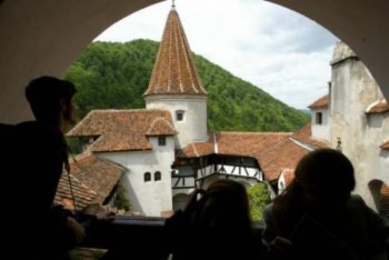 DraculaCastle Du khách đang mò mẫm quanh những góc tối của lâu đài Bran ’không thật đáng sợ’, được biết đến như ’lâu đài Dracula’, cách thủ đô Bucharest gần 200km (Daniel Mihailescu/Getty Images)