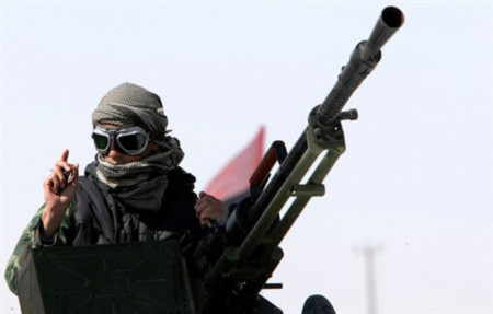 Một binh sĩ phe nổi dậy Libya. Ảnh: AFP