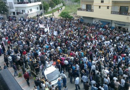 Hàng nghìn người chống chính phủ Syria tuần hành tại thành phố