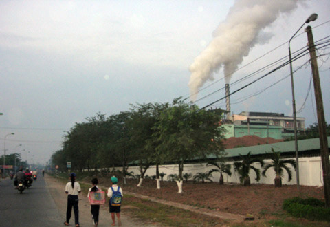 Những cột khói thải khí nghi ngút của một nhà máy đường ở miền Tây gây ảnh hưởng nghiêm trọng đến môi trường./.Ảnh: Thiên Phước