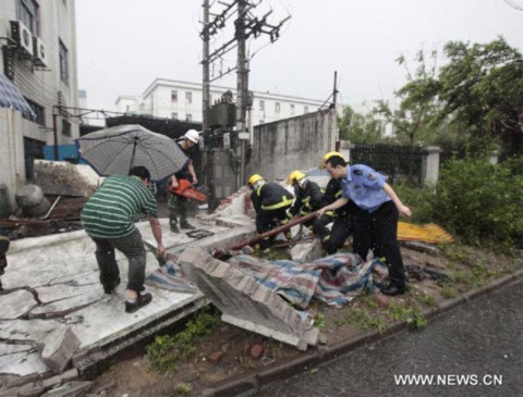 Các nhân viên cứu hộ cố gắng giải cứu một người bị mắc kẹt dưới bức tường gạch trong trận mưa đá ở Phật Sơn.