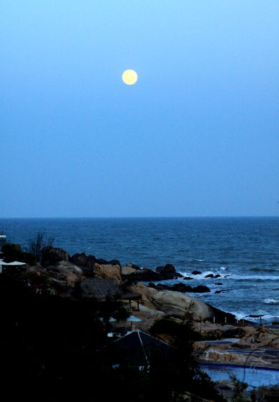 Ánh sáng dịu nhẹ của vầng trăng buổi sáng tạo nên không gian lãng mạn cho vùng biển Mũi Kê Gà.