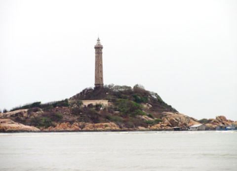 Ngọn hải đăng Khe Gà đứng hiên ngang trước biển.