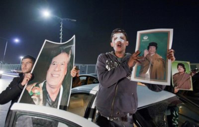 Người tuần hành ủng hộ đại tá Gadhafi tại Tripoli sau cuộc không kích của NATO. Ảnh: AP