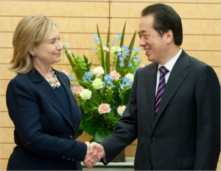 Ngoại trưởng Mỹ Hillary Clinton và thủ tướng Nhật Bản Nato Kan trong cuộc gặp ngày 17/4. Ảnh: