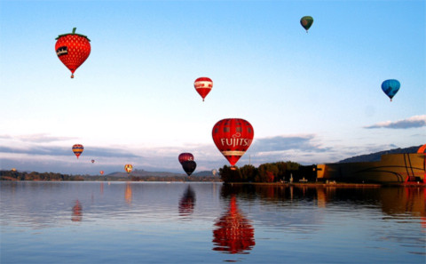 Một lễ hội khinh khí cầu ở Canberra. Do đây là thủ đô nên Canberra không thiếu các lễ hội quanh năm. Ở đây rất ít nhà cao tầng nên những lễ hội khinh khí cầu như vậy được tổ chức thường xuyên, và khinh khí cầu thường bay rất thấp, đến khi ra đến hồ nước nhiều khinh khí cầu lại bay chạm mặt nước và du khách có cảm giác như đang đi thuyền. 1 chuyến đi trên khinh khí cầu thường tốn khoảng $350 nên không phải ai cũng có khả năng chi trả.