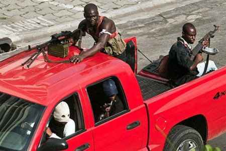 Các tay súng ủng hộ ông Gbagbo trên đường phố A. Ảnh: AFP