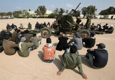 Phe nổi dậy Libya đang học cách sử dụng vũ khí. Ảnh: AFP