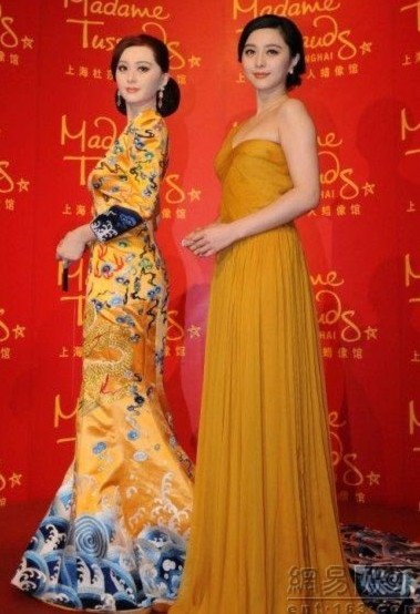 Tạo hình của nữ diễn viên được lựa chọn để làm tượng sáp chính là tạo hình của cô trên thảm đỏ Liên hoan phim Cannes năm ngoái, với bộ váy vàng có hoa văn rồng phượng đậm chất Trung Hoa.
