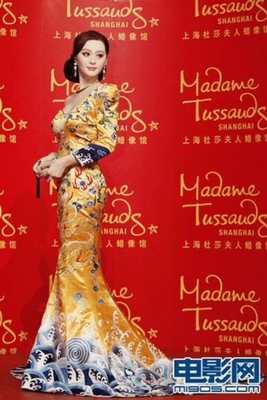 Bộ váy rồng phượng là một trong những trang phục nổi tiếng nhất mà Phạm Băng Băng từng khoác lên người. Cô từng nói mục đích diện bộ váy này là thể hiện rõ gốc gác của mình, cũng là để đại diện cho Trung Quốc tại một Liên hoan phim lớn có sự tham gia của nhiều quốc gia, nhiều nền điện ảnh.