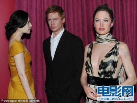 Cô còn tham quan Bảo tàng và chụp ảnh bên tượng sáp của cặp sao nổi tiếng thế giới Brad Pitt và Angelina Jolie.