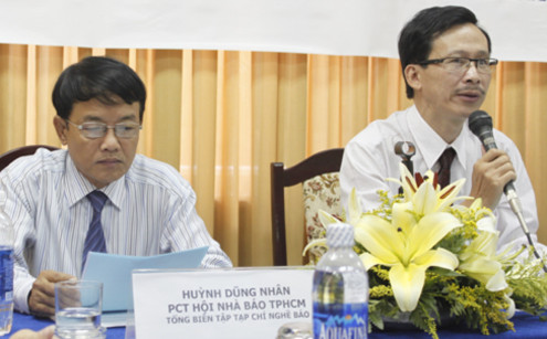 Nhà báo Huỳnh Dũng Nhân (trái) và Tiến sĩ Huỳnh Văn Thông (phải), trưởng khoa Báo chí và Truyền thông tại buổi phát động cuộc thi viết.