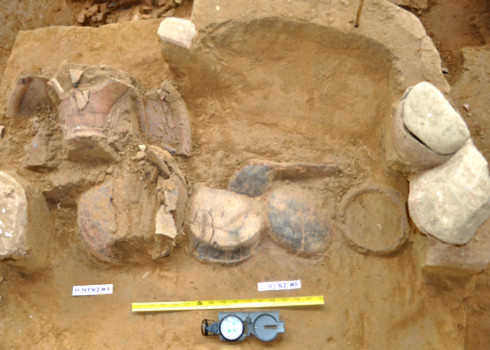 Khu mộ táng của cư dân Sa Huỳnh xưa vừa được khai quật ở Quảng Ngãi. Ảnh: Trí Tín