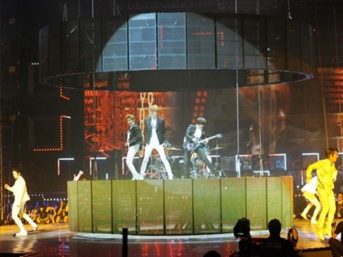 Super Show 3 tại Singapore tháng 1/2011. Các thành viên Super Junior luôn cố gắng phát huy khả năng trình diễn âm nhạc đa dạng trên sân khấu, không đơn thuần hát và nhảy.