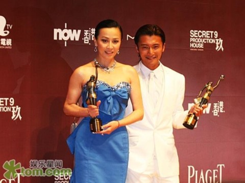 Lưu Gia Linh và Tạ Đình Phong với giải Kim Tượng.