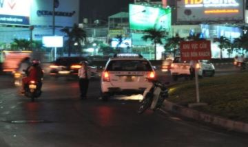 Taxi bát nháo ban đêm quanh sân bay Tân Sơn Nhất