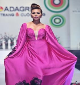 Thanh Hằng hồng rực trên sàn catwalk