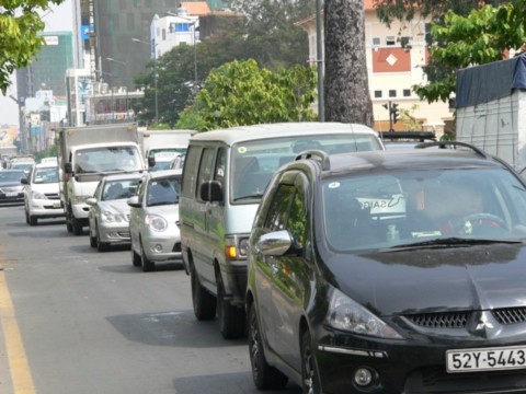 Lượng xe ô tô cá nhân tăng cao góp phần tăng kẹt xe khu vực trung tâm TPHCM. 