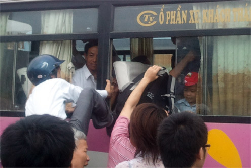 Độc giả Nguyễn Trung Kiên chia sẻ, cảnh tượng chen nhau lên xe về Thái Bình diễn ra tại bến xe Giáp Bát (Hà Nội).