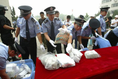 Cảnh sát Trung Quốc chuẩn bị tiêu hủy ma túy tại Bắc Kinh. Ảnh:
