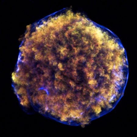 Bằng những dữ liệu do tàu thăm dò Chandra X-ray Observatory của Cơ quan vũ trụ Mỹ (NASA), các nhà đã tạo ra một bức ảnh mới mô phỏng lại vụ nổ siêu tân tinh vào năm 1572. Các nhà thiên văn học cho rằng vụ nổ siêu tân tinh xảy ra khi một ngôi sao lùn hút quá nhiều vật chất từ ngôi sao bên cạnh.