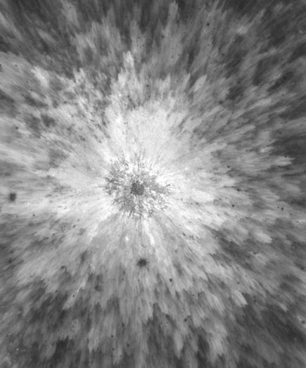 Tàu thăm dò Mặt trăng Lunar Reconnaissance Orbiter của NASA gần đây đã ghi lại hình ảnh cận cảnh miệng hố rộng 1km trên Mặt trăng. Đây có thể là kết quả của một vụ va chạm của vệ Mặt trăng với một thiên thạch.