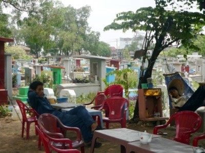 Vào nghĩa trang... mua sắm, giải khát