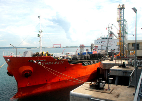 Tàu tiếp nhận xăng dầu tại cảng Dung Quất. Ảnh: Trí Tín