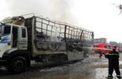Xe tải bốc cháy thiêu rụi 39 xe Vespa LX