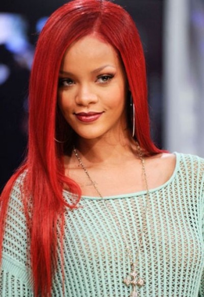 Xếp thứ tám là Rihanna và mái tóc đỏ rực táo bạo. Với Rihanna thì kiểu tóc không quan trọng bằng màu tóc, một màu sắc rất nổi bật và chói lóa mà ít ai dám để. Nữ ca sĩ đã cắt nhiều kiểu tóc dài ngắn khác nhau những vẫn giữ nguyên màu đỏ độc đáo này.