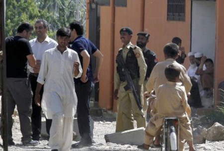 Binh lính Pakistan đứng gần các phóng viên ở phía trước dinh thự mà Osama bin Laden ẩn náu tại thị trấn Abbottabad