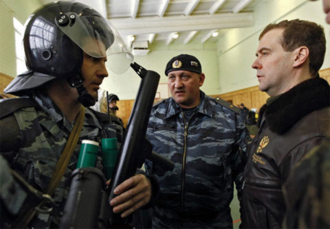Tổng thống Nga Dmitry Medvedev (phải) gặp gỡ một sĩ quan trong chuyến thăm Lực lượng đặc nhiệm thuộc Bộ Nội vụ ở ngoại ô Matxcơva, hôm 21/3.