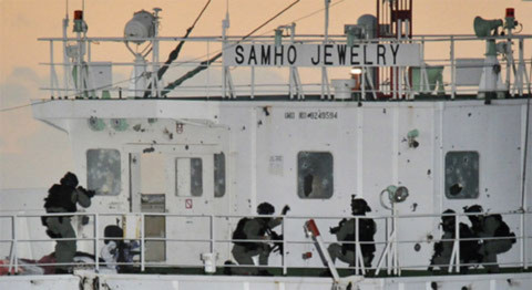 Lính đặc nhiệm Hàn Quốc trong chiến dịch giải cứu con tin trên tàu Samho Jewelry ở biển Ảrập ngày 21/1.