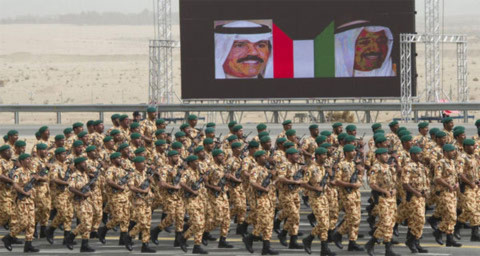 Lính đặc nhiệm Kuwait trong buổi duyệt binh quân sự ở Subiya, hôm 26/2.